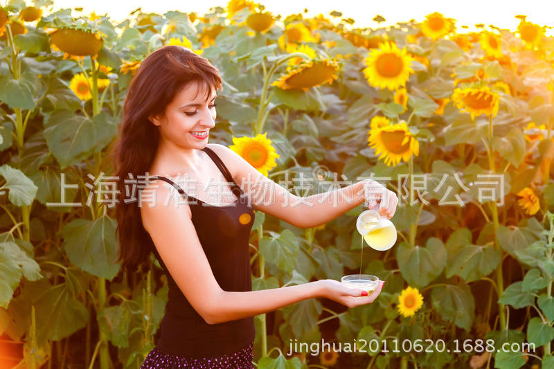beautiful-girl-pours-sunflower