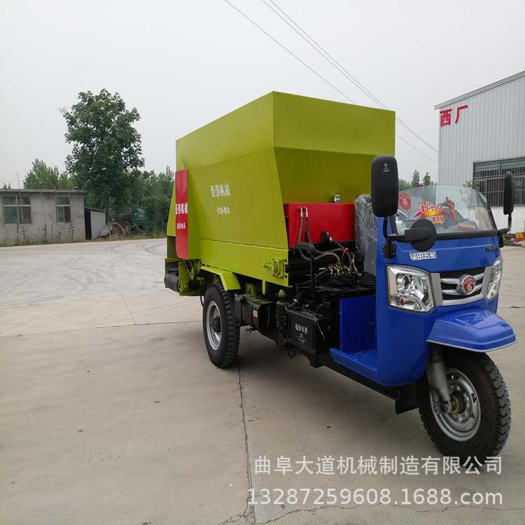 奶牛场撒料车