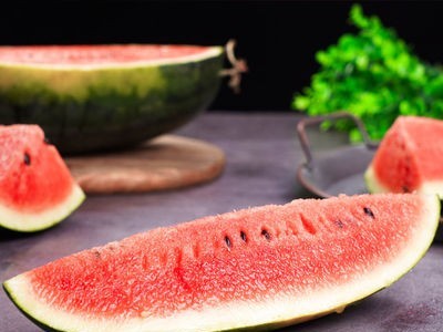 西瓜黑美人西瓜薄皮黑美人西瓜应季新鲜水果现货皮薄多汁图4