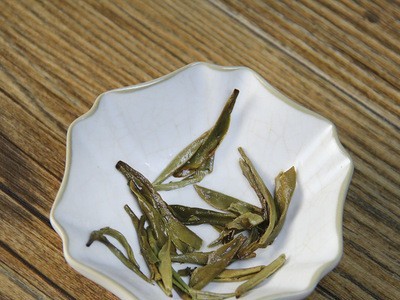 西湖牌茶叶福鼎老白茶2017陈年白牡丹茶饼350克礼盒包装图5