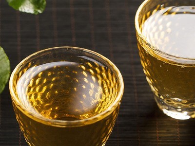 厂家批发云南普洱茶易武生茶饼茶叶357g七子饼纯料2018图2