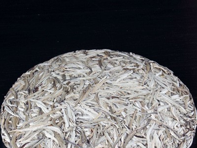 批发云南白茶茶饼 白毫银针茶饼 357克 高山白茶 全芽头一口料图2