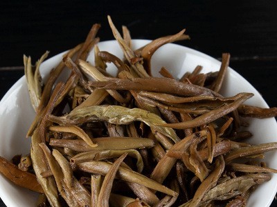 批发云南白茶茶饼 白毫银针小饼100克 纯芽头高山茶 里外一口料图4