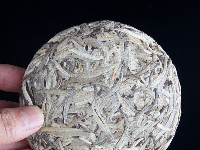 批发云南白茶茶饼 白毫银针小饼100克 纯芽头高山茶 里外一口料图3