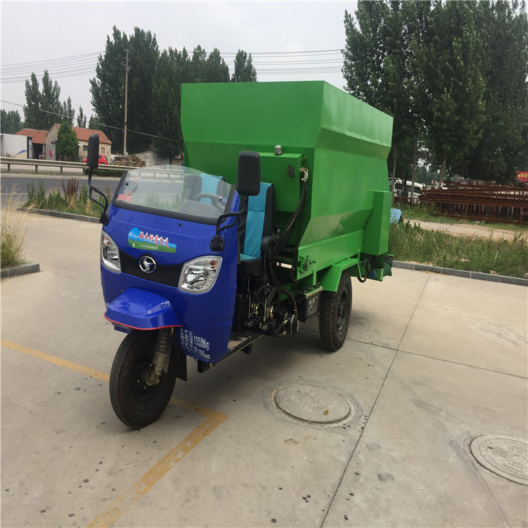 黑白花牛撒料车.JPG