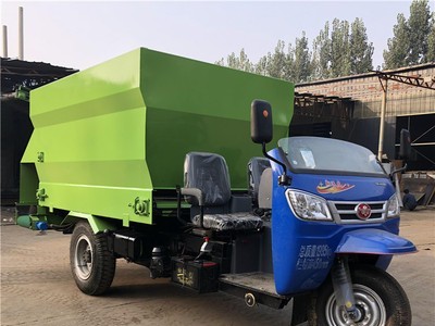 牛羊养殖饲料撒料车自动化柴油草料喂料车车载式搅拌撒料机厂家图5