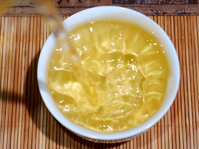 云南普洱茶二号定制普洱茶生茶紧压茶357g茶饼厂家直销定制加工茶图4