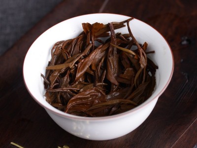 批发云南凤庆滇红茶 经典58原料 松针一芽一叶 理条直条红茶图5
