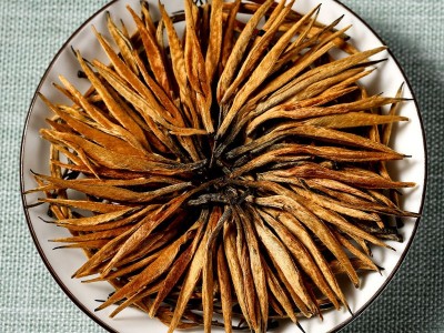 琥珀金针滇红茶云南滇红大金针凤庆金丝金芽晒红蜜香茶叶罐装150g图2