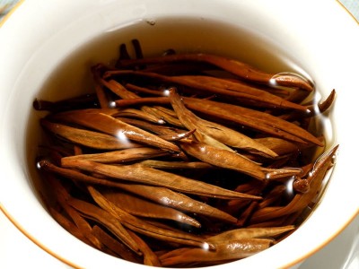 琥珀金针滇红茶云南滇红大金针凤庆金丝金芽晒红蜜香茶叶罐装150g图5