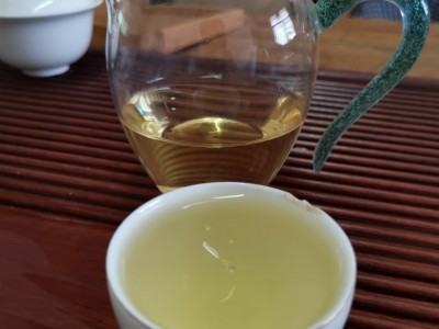 2020曼松王子山白茶自然阴干月光白普洱茶易武曼松王子山茶农图5
