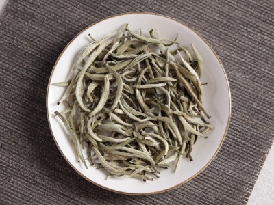 批发云南白茶 2022年白毫银针大白毫单芽 月光白茶（大芽）散茶图2