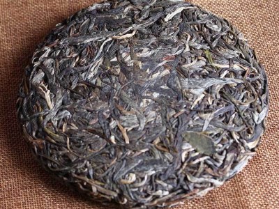 云南普洱生茶 2018年乔木小饼100g 勐海头春生茶饼图2