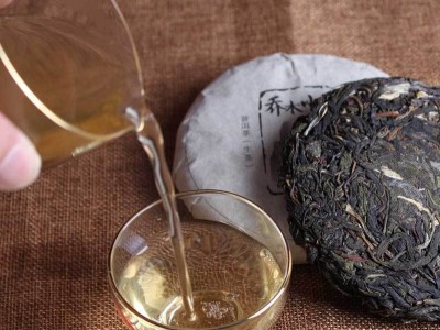 云南普洱生茶 2018年乔木小饼100g 勐海头春生茶饼图3