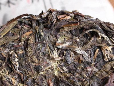 云南普洱生茶 2018年乔木小饼100g 勐海头春生茶饼图4