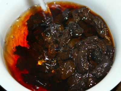 云南普洱茶熟茶碎银子 糯香茶化石 勐海老树茶原料老茶头厂家批发图4