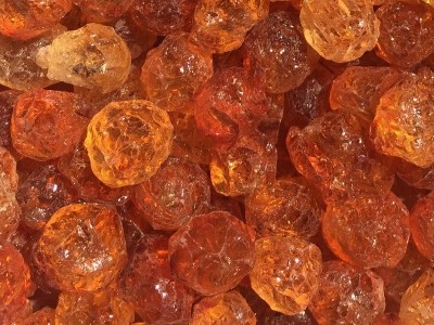手工少杂质人工精修剪桃胶批发 中颗粒水晶桃胶 产地桃花泪桃树膠图2