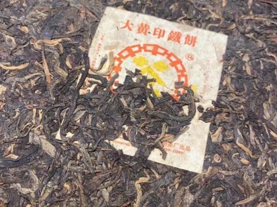 2007年中茶8281甲级大黄印铁饼生茶 云南普洱茶380g/饼图3