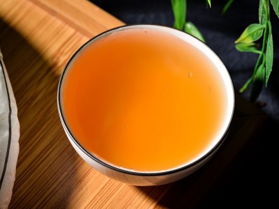云南产地普洱茶 2013年忙肺古树茶生饼7年干仓存放醇香陈年普洱茶图2