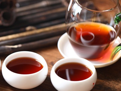 金芽春云南七子饼茶勐海茶区2014年紫印普洱熟茶饼357g陈茶叶批发图3