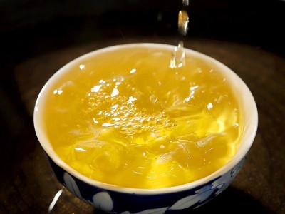 2022年票系冰岛老寨357克纯料生茶饼普洱茶冰糖甜冷杯香 厂家批发图3
