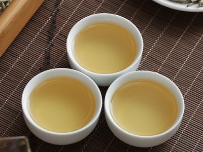 云南普洱茶批发 头春月光白单芽 景谷大白毫银针 500克礼盒罐装茶图2
