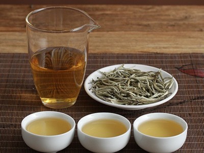 云南普洱茶批发 头春月光白单芽 景谷大白毫银针 500克礼盒罐装茶图3