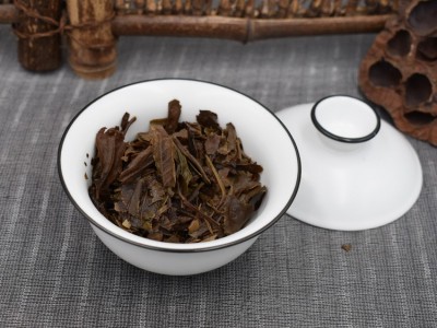 2015年福鼎白茶春茶陈香老寿眉贡眉老白茶饼高山日晒茶叶350g批发图3